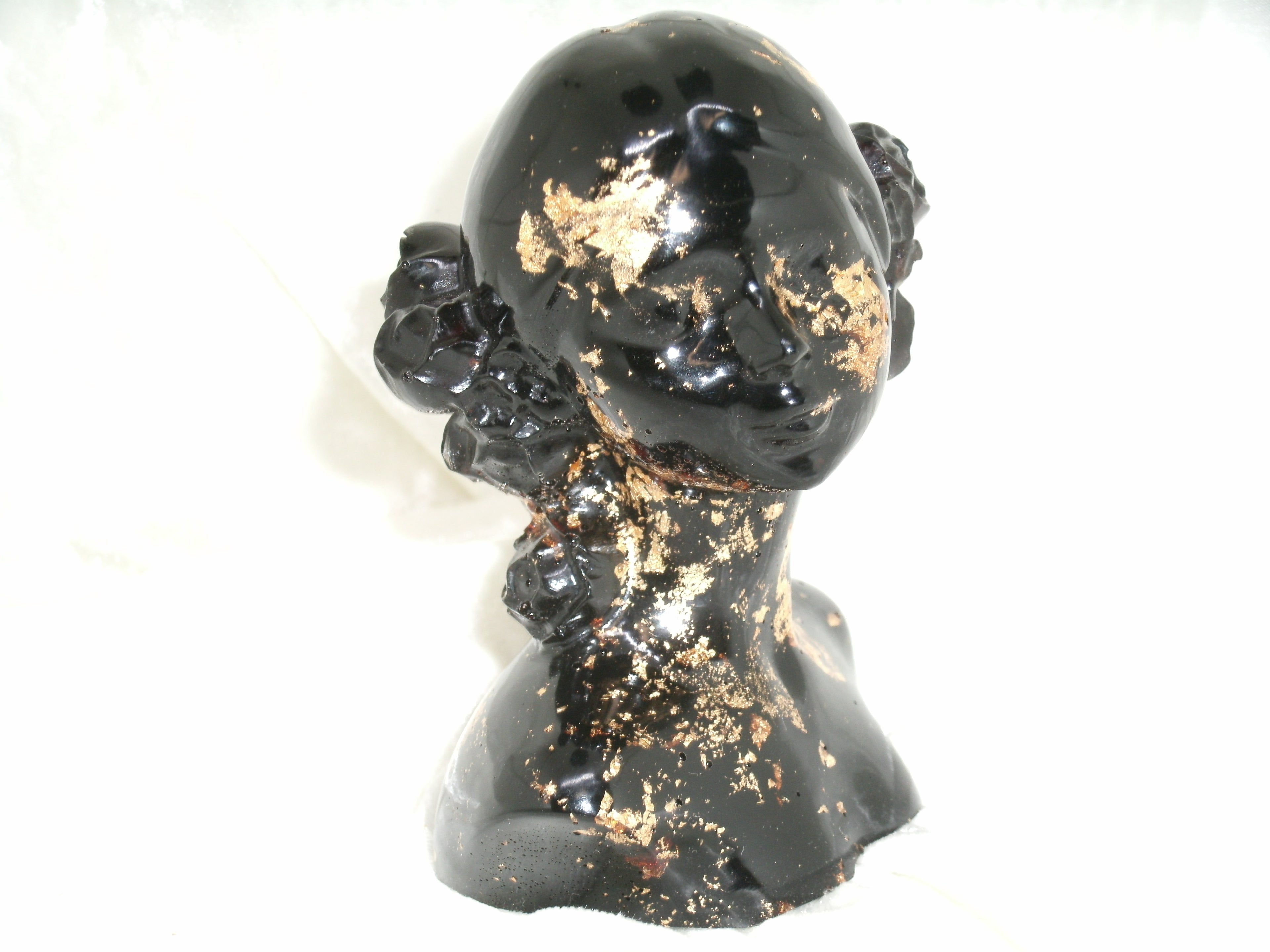 Buste femme et sa coiffure de fleur