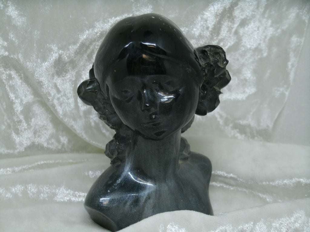 Buste femme et sa coiffure de fleur