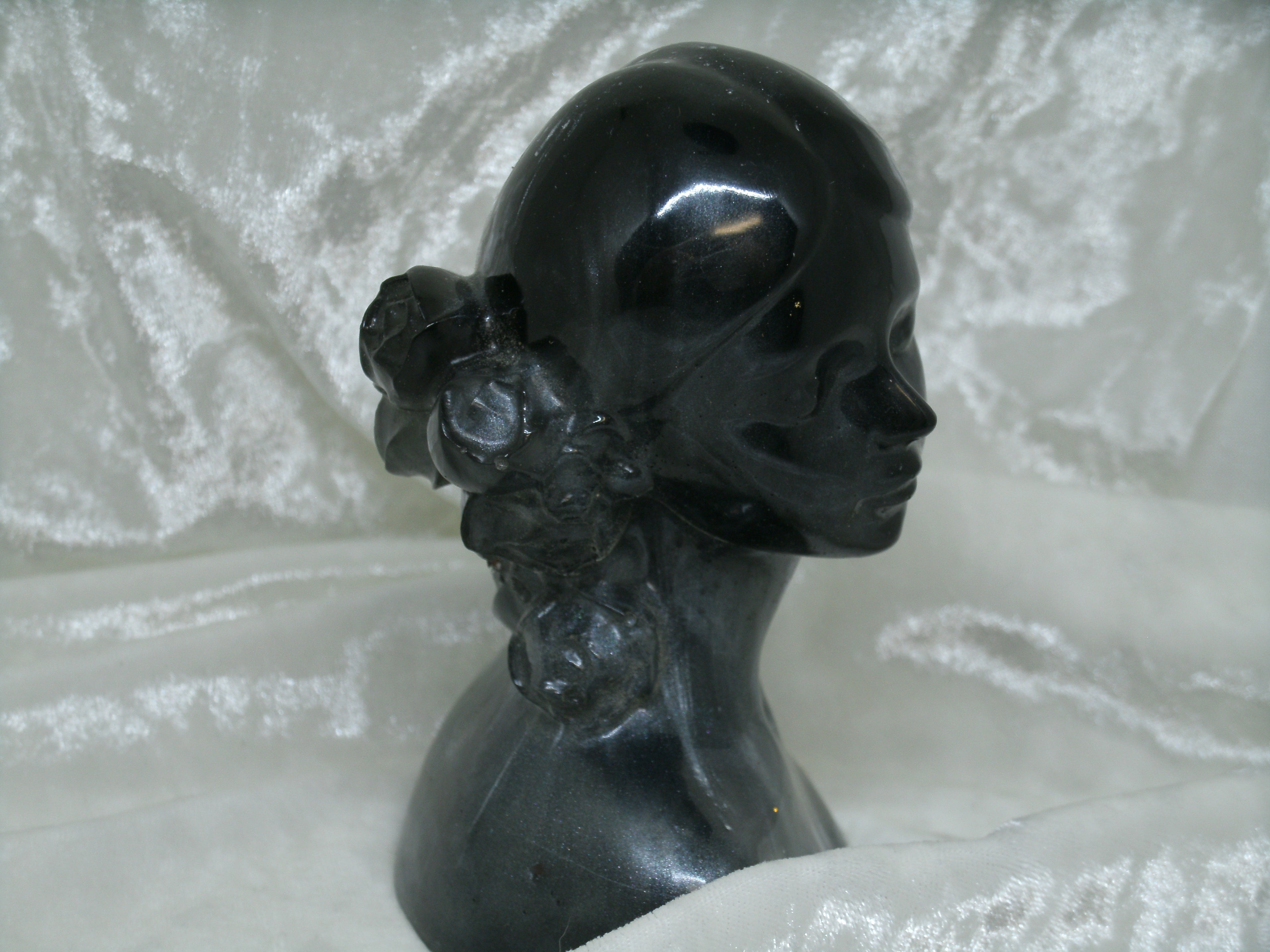 Buste femme et sa coiffure de fleur